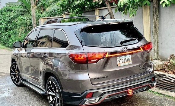 Ra Àlòkù Toyota Highlander Black Ọkọ̀ in Iwọn didun ni Oorun
