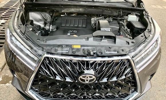 Ra Àlòkù Toyota Highlander Black Ọkọ̀ in Iwọn didun ni Oorun Ra Àlòkù Toyota Highlander Black Ọkọ̀ in Iwọn didun ni Oorun