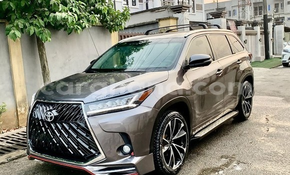 Ra Àlòkù Toyota Highlander Black Ọkọ̀ in Iwọn didun ni Oorun Ra Àlòkù Toyota Highlander Black Ọkọ̀ in Iwọn didun ni Oorun