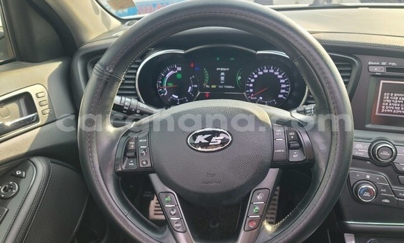 Ra Àlòkù Kia K5 funfun Ọkọ̀ in Accra ni Greater Accra Ra Àlòkù Kia K5 funfun Ọkọ̀ in Accra ni Greater Accra