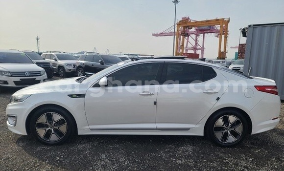 Ra Àlòkù Kia K5 funfun Ọkọ̀ in Accra ni Greater Accra Ra Àlòkù Kia K5 funfun Ọkọ̀ in Accra ni Greater Accra