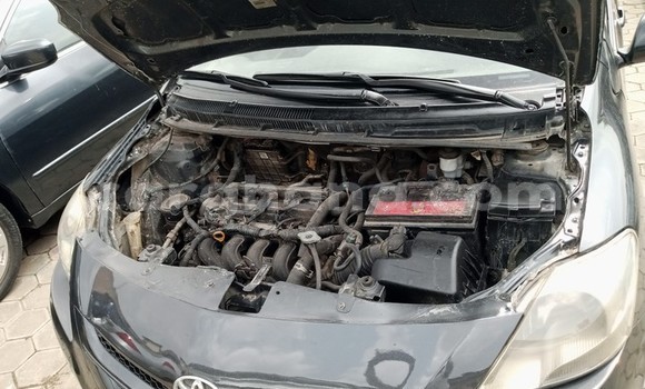 Ra Àlòkù Toyota Yaris Black Ọkọ̀ in Iwọn didun ni Oorun Ra Àlòkù Toyota Yaris Black Ọkọ̀ in Iwọn didun ni Oorun
