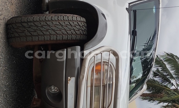 Sayi Na hannu Ford Explorer White Mota in Adenta a Greater Accra