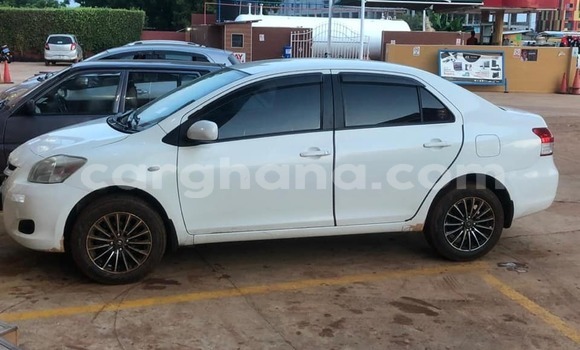 Ra Àlòkù Toyota Yaris funfun Ọkọ̀ in Accra ni Greater Accra