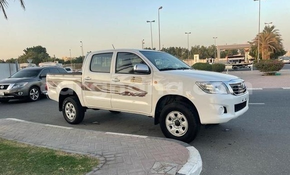Ra Àlòkù Toyota Hilux funfun Ọkọ̀ in Tema ni Greater Accra Ra Àlòkù Toyota Hilux funfun Ọkọ̀ in Tema ni Greater Accra