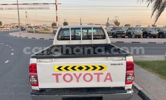 Ra Àlòkù Toyota Hilux funfun Ọkọ̀ in Tema ni Greater Accra Ra Àlòkù Toyota Hilux funfun Ọkọ̀ in Tema ni Greater Accra
