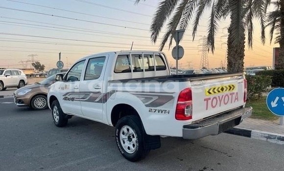 Ra Àlòkù Toyota Hilux funfun Ọkọ̀ in Tema ni Greater Accra Ra Àlòkù Toyota Hilux funfun Ọkọ̀ in Tema ni Greater Accra