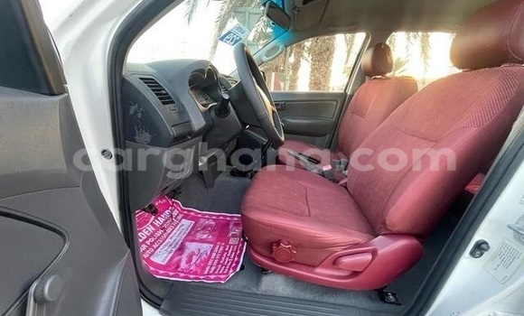 Ra Àlòkù Toyota Hilux funfun Ọkọ̀ in Tema ni Greater Accra Ra Àlòkù Toyota Hilux funfun Ọkọ̀ in Tema ni Greater Accra