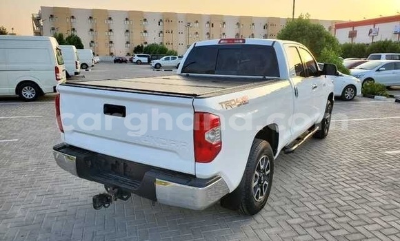 Sayi Na hannu Toyota Tundra White Mota in Accra a Greater Accra Sayi Na hannu Toyota Tundra White Mota in Accra a Greater Accra