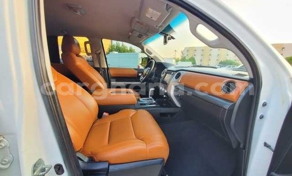 Sayi Na hannu Toyota Tundra White Mota in Accra a Greater Accra Sayi Na hannu Toyota Tundra White Mota in Accra a Greater Accra