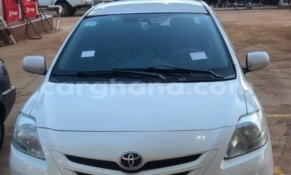 Sayi Na hannu Toyota Yaris White Mota in Accra a Greater Accra