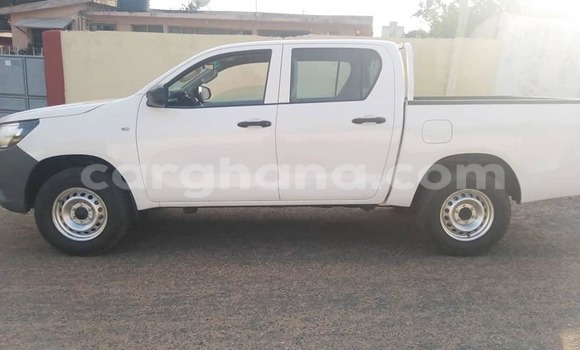 Ra Àlòkù Toyota Hilux funfun Ọkọ̀ in Accra ni Greater Accra