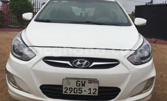 Ra Àlòkù Hyundai Accent funfun Ọkọ̀ in Accra ni Greater Accra