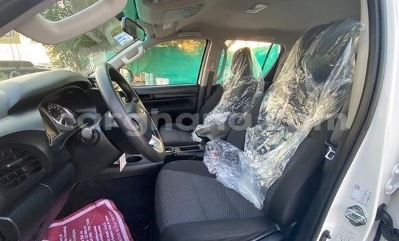 Ra Àlòkù Toyota Hilux funfun Ọkọ̀ in Accra ni Greater Accra Ra Àlòkù Toyota Hilux funfun Ọkọ̀ in Accra ni Greater Accra