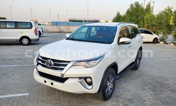 Ra Àlòkù Toyota Fortuner funfun Ọkọ̀ in Accra ni Greater Accra