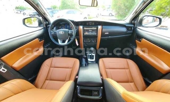 Sayi Na hannu Toyota Fortuner White Mota in Accra a Greater Accra Sayi Na hannu Toyota Fortuner White Mota in Accra a Greater Accra