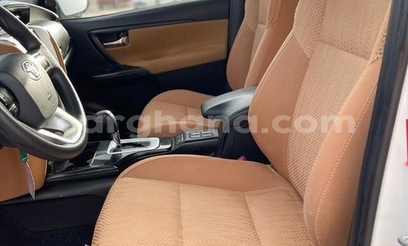 Sayi Na hannu Toyota Fortuner White Mota in Accra a Greater Accra Sayi Na hannu Toyota Fortuner White Mota in Accra a Greater Accra