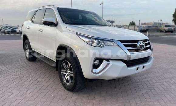 Sayi Na hannu Toyota Fortuner White Mota in Accra a Greater Accra Sayi Na hannu Toyota Fortuner White Mota in Accra a Greater Accra