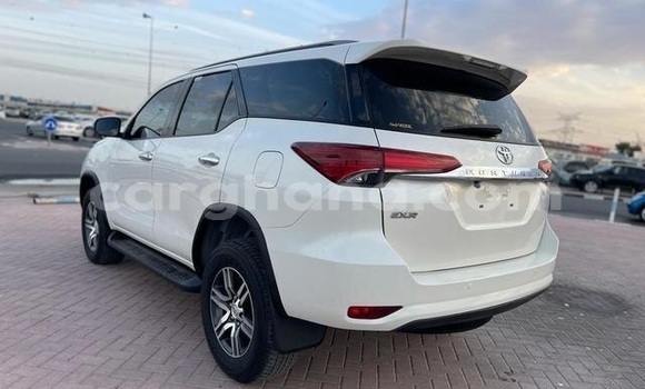 Sayi Na hannu Toyota Fortuner White Mota in Accra a Greater Accra Sayi Na hannu Toyota Fortuner White Mota in Accra a Greater Accra