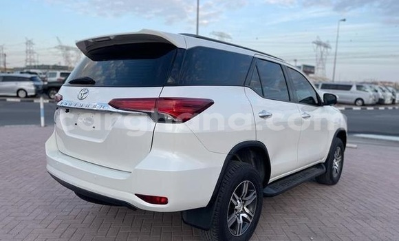 Sayi Na hannu Toyota Fortuner White Mota in Accra a Greater Accra Sayi Na hannu Toyota Fortuner White Mota in Accra a Greater Accra