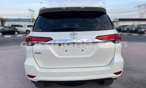 Sayi Na hannu Toyota Fortuner White Mota in Accra a Greater Accra Sayi Na hannu Toyota Fortuner White Mota in Accra a Greater Accra