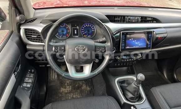 Ra Àlòkù Toyota Hilux Red Ọkọ̀ in Iwọn didun ni Oorun Ra Àlòkù Toyota Hilux Red Ọkọ̀ in Iwọn didun ni Oorun