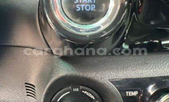 Ra Àlòkù Toyota Hilux Red Ọkọ̀ in Iwọn didun ni Oorun Ra Àlòkù Toyota Hilux Red Ọkọ̀ in Iwọn didun ni Oorun