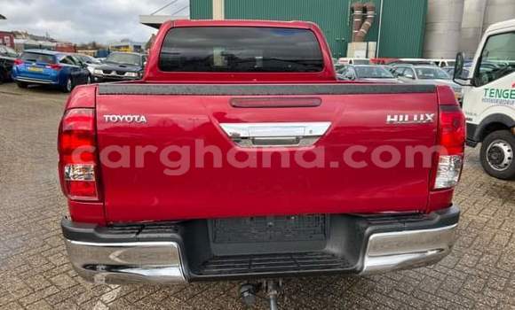 Ra Àlòkù Toyota Hilux Red Ọkọ̀ in Iwọn didun ni Oorun Ra Àlòkù Toyota Hilux Red Ọkọ̀ in Iwọn didun ni Oorun