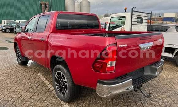 Ra Àlòkù Toyota Hilux Red Ọkọ̀ in Iwọn didun ni Oorun Ra Àlòkù Toyota Hilux Red Ọkọ̀ in Iwọn didun ni Oorun