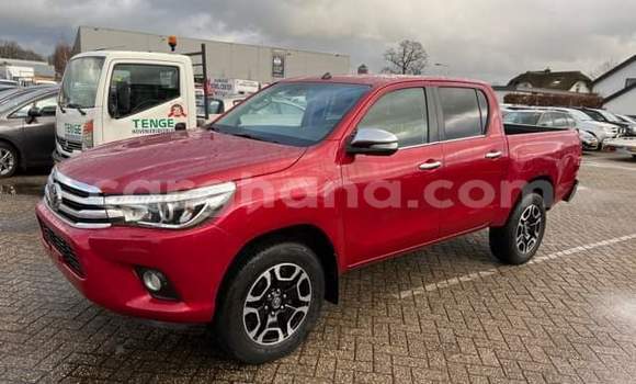 Ra Àlòkù Toyota Hilux Red Ọkọ̀ in Iwọn didun ni Oorun Ra Àlòkù Toyota Hilux Red Ọkọ̀ in Iwọn didun ni Oorun