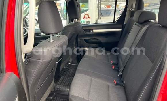 Ra Àlòkù Toyota Hilux Red Ọkọ̀ in Iwọn didun ni Oorun Ra Àlòkù Toyota Hilux Red Ọkọ̀ in Iwọn didun ni Oorun