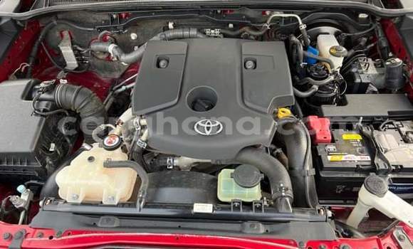 Ra Àlòkù Toyota Hilux Red Ọkọ̀ in Iwọn didun ni Oorun Ra Àlòkù Toyota Hilux Red Ọkọ̀ in Iwọn didun ni Oorun