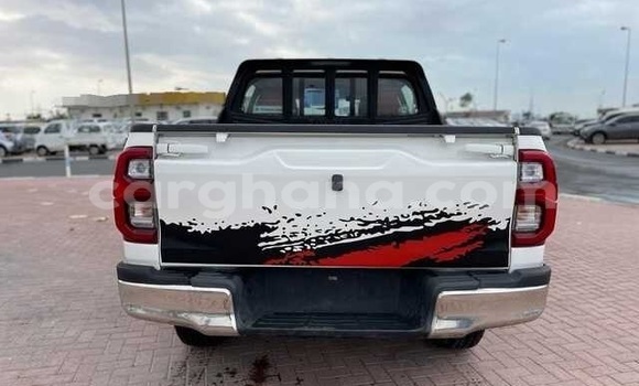 Sayi Na hannu Toyota Hilux White Mota in Accra a Greater Accra Sayi Na hannu Toyota Hilux White Mota in Accra a Greater Accra