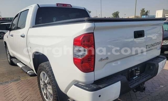 Sayi Na hannu Toyota Tundra White Mota in Accra a Greater Accra Sayi Na hannu Toyota Tundra White Mota in Accra a Greater Accra