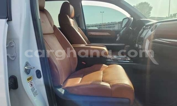 Sayi Na hannu Toyota Tundra White Mota in Accra a Greater Accra Sayi Na hannu Toyota Tundra White Mota in Accra a Greater Accra