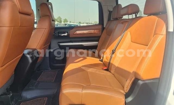 Sayi Na hannu Toyota Tundra White Mota in Accra a Greater Accra Sayi Na hannu Toyota Tundra White Mota in Accra a Greater Accra