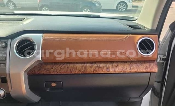 Sayi Na hannu Toyota Tundra White Mota in Accra a Greater Accra Sayi Na hannu Toyota Tundra White Mota in Accra a Greater Accra