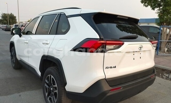Sayi Na hannu Toyota RAV4 White Mota in Accra a Greater Accra Sayi Na hannu Toyota RAV4 White Mota in Accra a Greater Accra