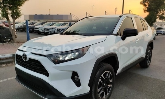 Sayi Na hannu Toyota RAV4 White Mota in Accra a Greater Accra Sayi Na hannu Toyota RAV4 White Mota in Accra a Greater Accra