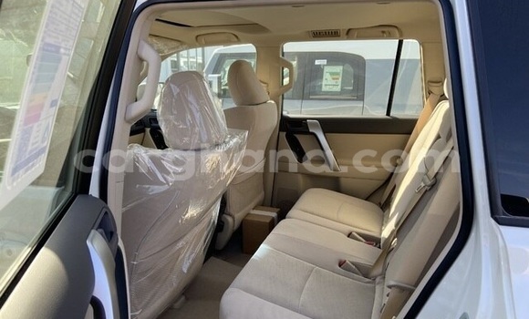 Sayi Na hannu Toyota Land Cruiser Prado White Mota in Accra a Greater Accra Sayi Na hannu Toyota Land Cruiser Prado White Mota in Accra a Greater Accra