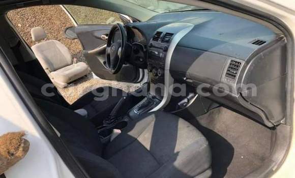 Ra Àlòkù Toyota Corolla funfun Ọkọ̀ in Accra ni Greater Accra Ra Àlòkù Toyota Corolla funfun Ọkọ̀ in Accra ni Greater Accra