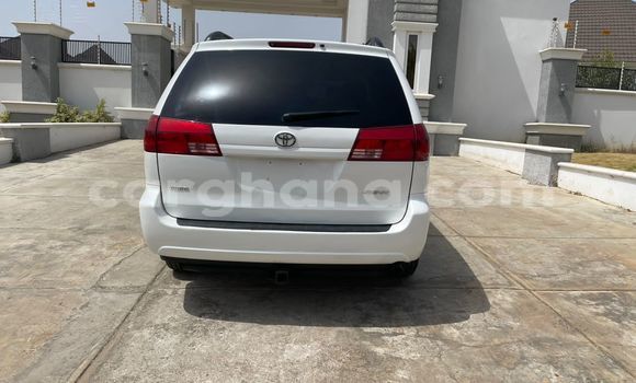 Sayi Na hannu Toyota Sienna White Mota in Takoradi a Yamma
