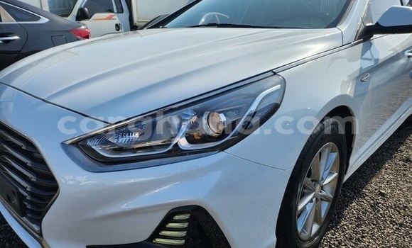 Sayi Na hannu Hyundai Sonata White Mota in Accra a Greater Accra