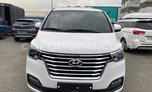 Ra Àlòkù Hyundai Grand Starex funfun Ọkọ̀ in Accra ni Greater Accra