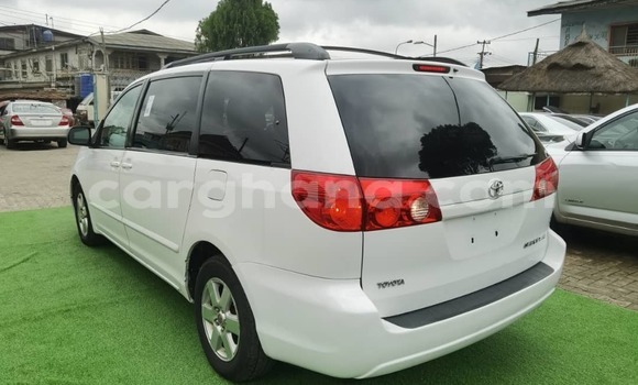 Sayi Na hannu Toyota Sienna White Mota in Takoradi a Yamma