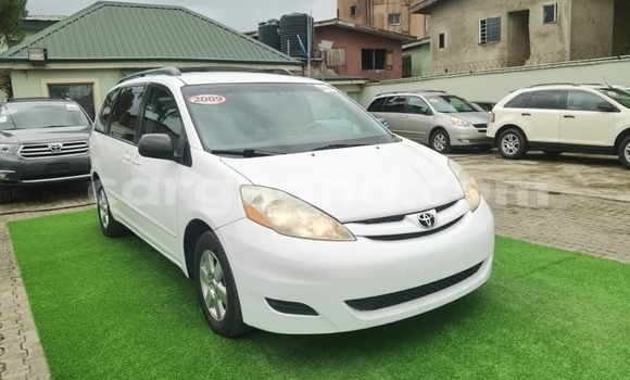 Ra Àlòkù Toyota Sienna funfun Ọkọ̀ in Iwọn didun ni Oorun Ra Àlòkù Toyota Sienna funfun Ọkọ̀ in Iwọn didun ni Oorun