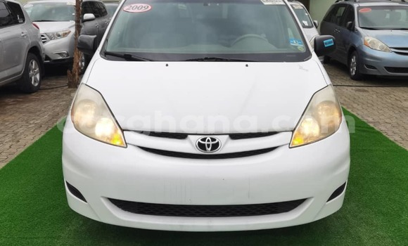 Ra Àlòkù Toyota Sienna funfun Ọkọ̀ in Iwọn didun ni Oorun Ra Àlòkù Toyota Sienna funfun Ọkọ̀ in Iwọn didun ni Oorun