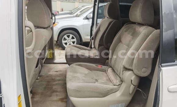 Ra Àlòkù Toyota Sienna funfun Ọkọ̀ in Iwọn didun ni Oorun Ra Àlòkù Toyota Sienna funfun Ọkọ̀ in Iwọn didun ni Oorun