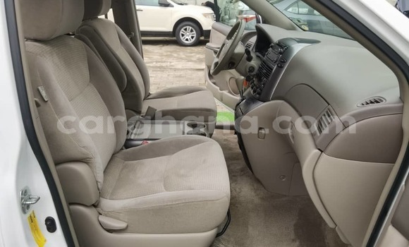 Ra Àlòkù Toyota Sienna funfun Ọkọ̀ in Iwọn didun ni Oorun Ra Àlòkù Toyota Sienna funfun Ọkọ̀ in Iwọn didun ni Oorun