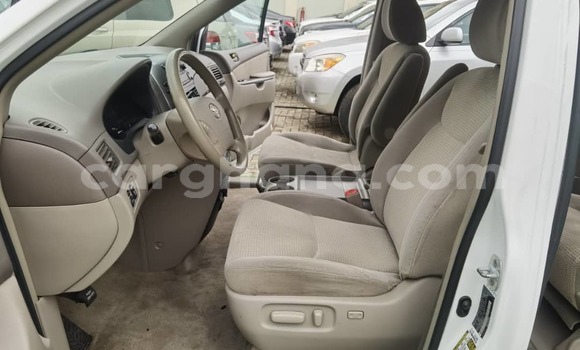 Ra Àlòkù Toyota Sienna funfun Ọkọ̀ in Iwọn didun ni Oorun Ra Àlòkù Toyota Sienna funfun Ọkọ̀ in Iwọn didun ni Oorun